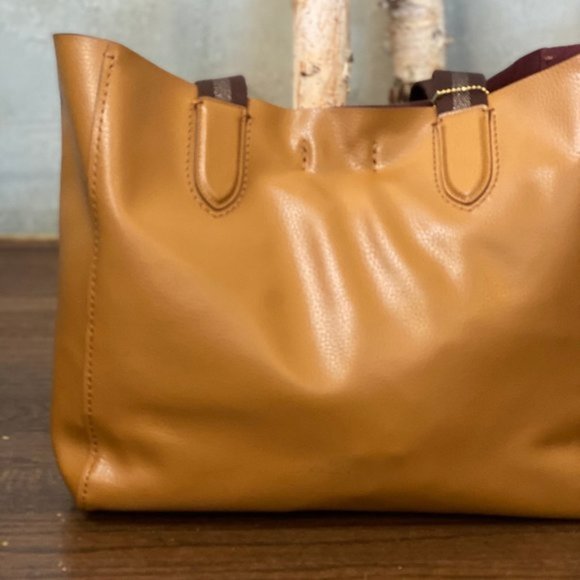 COACH Large Derby Lather Tote in Saddle Leather - Picture 3 of 7